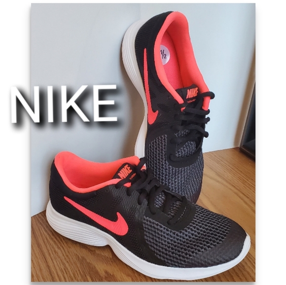 Nike Shoes - ⭐NIKE REVOLUTION 4 RUNNING SHOES BLACK/RACER PINK